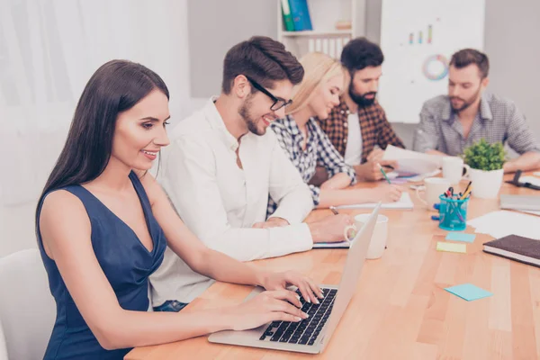 Unge arbeidstakere samles i møterommet og arbeider hardt – stockfoto