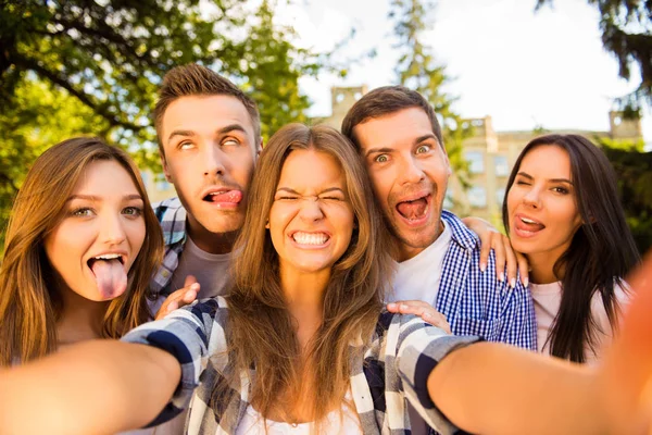 Cinco melhores amigos loucos enganando e fazendo foto selfie engraçado — Fotografia de Stock