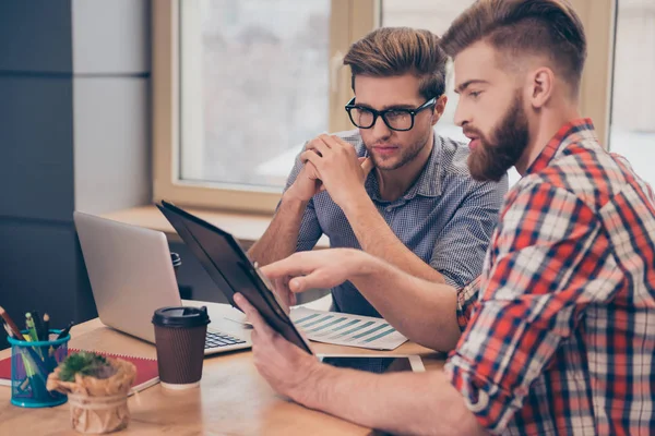 Equipo de dos hombres de negocios discutiendo nuevo proyecto utilizando tableta en t —  Fotos de Stock