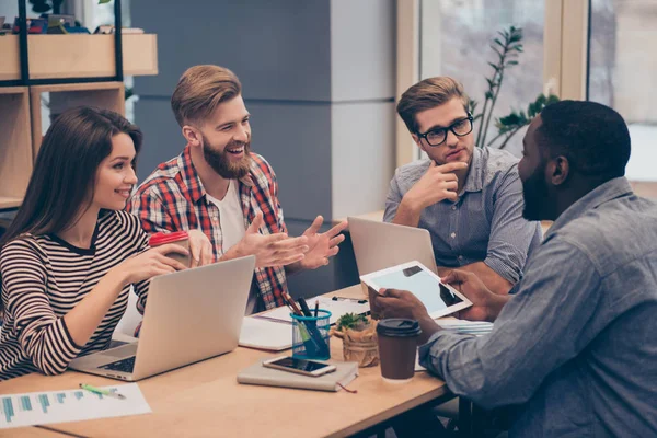 Porträt eines glücklichen Kreativ-Teams, das im Amt über Treffen spricht — Stockfoto