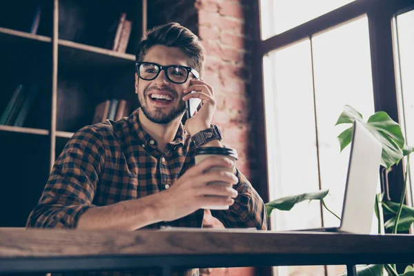 Веселий щасливий чоловік в окулярах з чашкою кави говорить на фоні — стокове фото