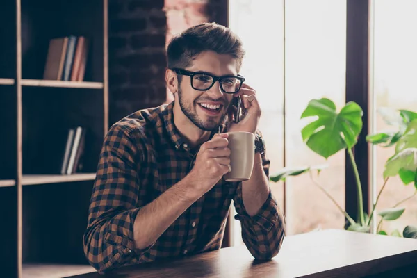 Portret jonge Glimlachende man praten over telefoon en koffie drinken — Stockfoto