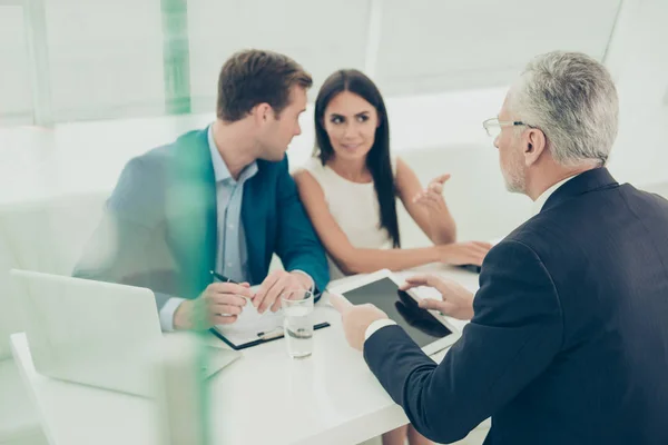 Empresários em reunião discutindo condições de contr futuro — Fotografia de Stock