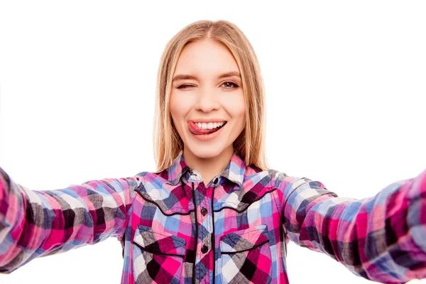 Elég vicces lány, hogy selfie, és bemutatja a nyelv — Stock Fotó