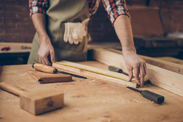 Foto de perto da mesa do fabricante de armários. Artesanato segurando ru — Fotografia de Stock