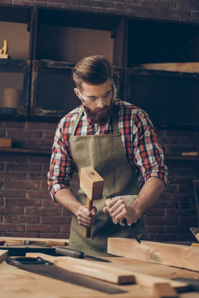 Concenrated bel lavoro ebanista con scalpello e martello. S — Foto Stock