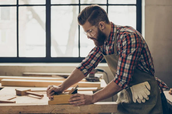 Foto von der Seite von stilvollen Möbeltischler Arbeit mit Joint — Stockfoto