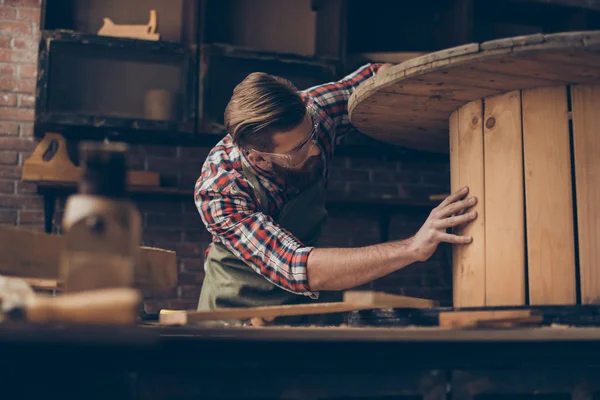 Stattliche Tischler prüfen Holz. Stilvolle Jungunternehmerin mit Bea — Stockfoto