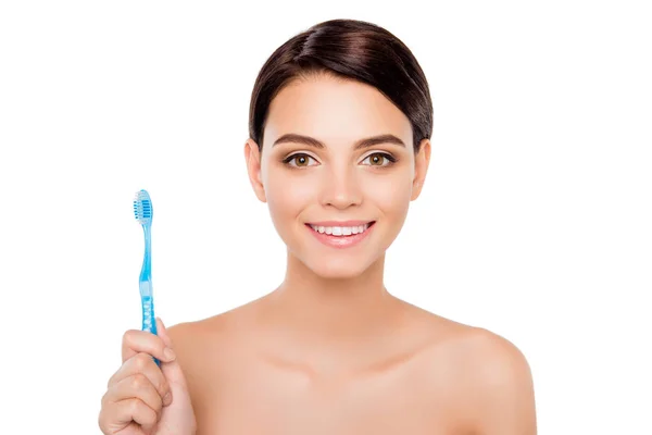 Mujer joven bonita con sonrisa radiante sosteniendo el cepillo de dientes — Foto de Stock