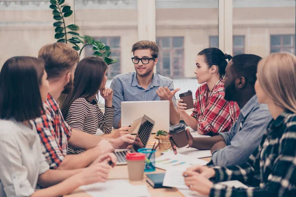 Groep van lachende managers debat zakelijk project — Stockfoto