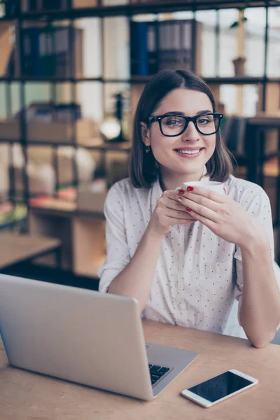 Ontspannen vrij vrouwelijke manager koffie drinken op pauze — Stockfoto