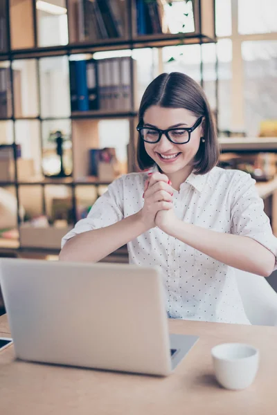 Portrait de heureuse femme d'affaires heureuse qui termine sa tâche avec succès — Photo