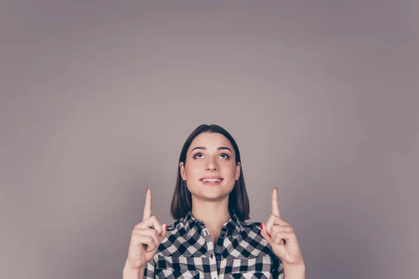 Retrato de joven sonriente mujer feliz apuntando hacia arriba contra gris b — Foto de Stock