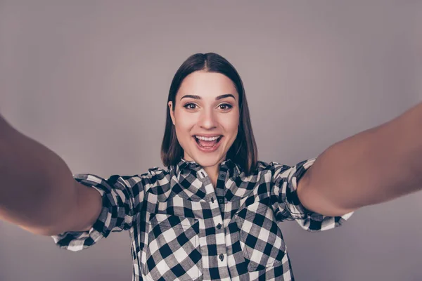 Giovane bella donna felice in camicia a scacchi prendendo un selfie e — Foto Stock