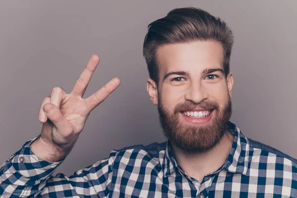 Joven feliz hombre alegre mostrando dos dedos — Foto de Stock