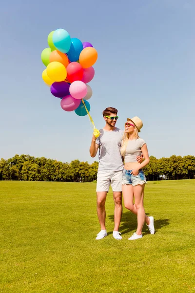 年轻夫妇有周末和行走与气球 — 图库照片