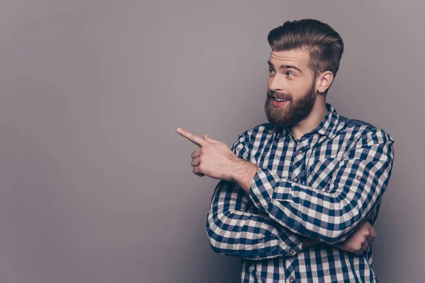 Bonito sorriso barbudo homem mostrando direção com o dedo — Fotografia de Stock