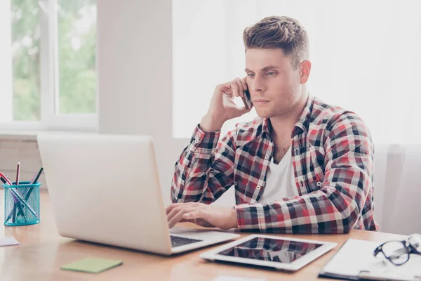 Een portret van drukke jonge jongen voert een gesprek op het werk — Stockfoto