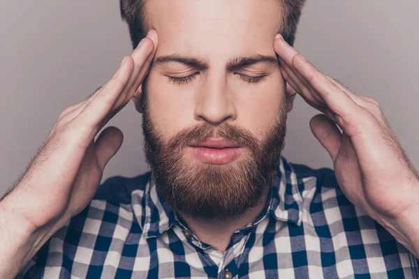 Jeune homme fatigué contrarié ayant la migraine et touchant la tête — Photo