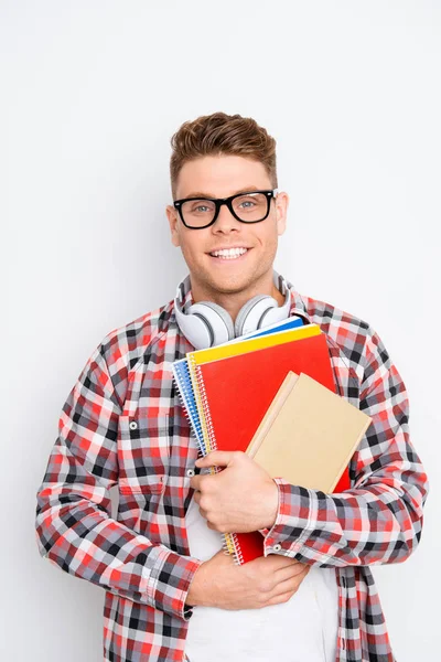 Portret szczęśliwy student w okularach, trzymając w rękach notebooki — Zdjęcie stockowe