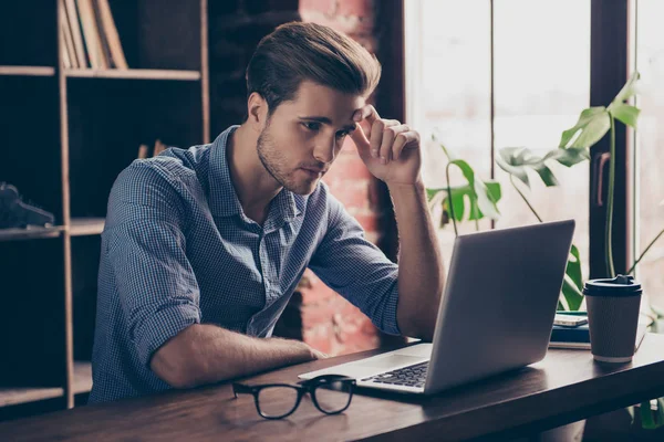 Joven gerente en camisa a cuadros leyendo información sobre el Inte — Foto de Stock