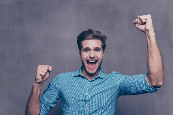 Evet! Mutlu başarılı adam kaldırdı elleriyle portresi — Stok fotoğraf