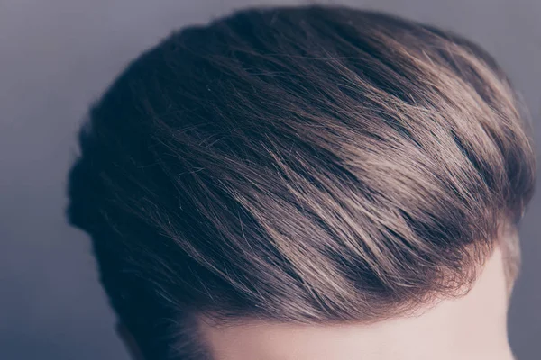 Κοντινό πλάνο φωτογραφία των καθαρών υγιή μαλλιά του ανθρώπου χωρίς γούνα — Φωτογραφία Αρχείου