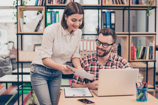 Lykkelig smilende kvinne som viser sin partner arbeidsplan – stockfoto