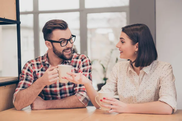 Gelukkig jonge managers hebben van de pauze en thee drinken — Stockfoto