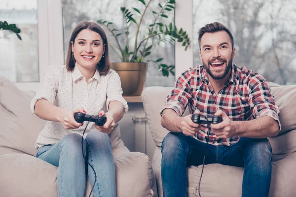 Joven feliz pareja teniendo fecha y jugando videojuegos — Foto de Stock