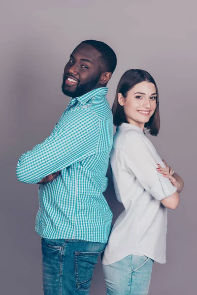 Porträtt av glad glad multietniskt par stående tillbaka till b — Stockfoto