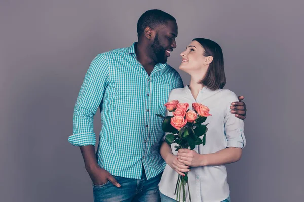 Feliz afro homem com rosas abraçando sua linda namorada — Fotografia de Stock