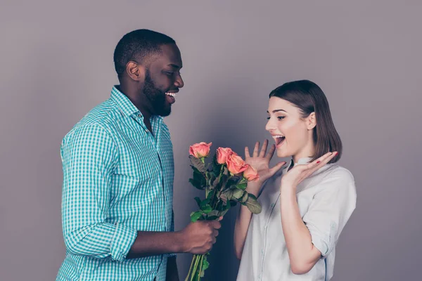 Lycklig afrikanska man ger bukett rosor till sin flickvän — Stockfoto