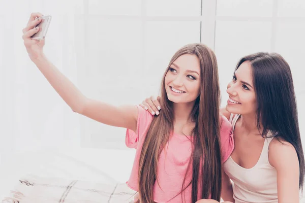 Happy beautiful best girlfriends making selfie onj smartphone — Stock Photo, Image