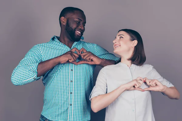 Deux heureux amants multiéthiques faisant des cœurs avec des doigts — Photo