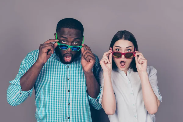 Retrato de jovem casal multinacional chocado apaixonado na glasse — Fotografia de Stock