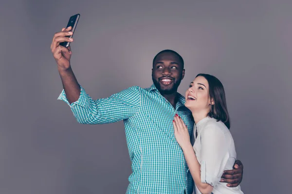 明るく幸せなアフロの男とスマート フォンの selfie を作る彼の女の子 — ストック写真