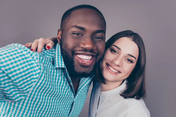 Selfie av glada toorhy härlig multinationella unga par — Stockfoto