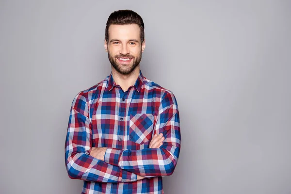 Een foto van de jongeman in geruite hemd met stralendste glimlach posin — Stockfoto