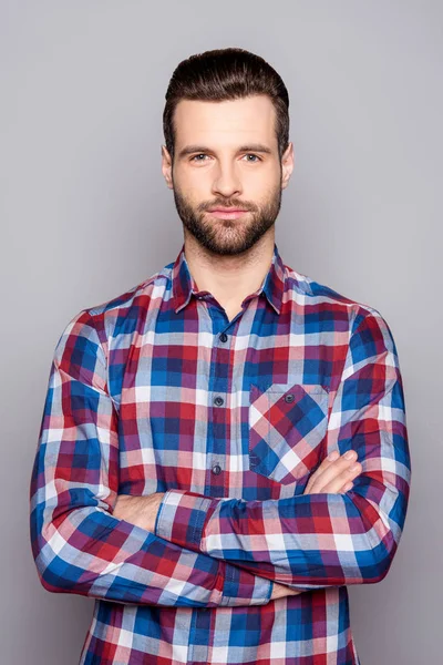 Un portrait de jeune homme confiant en chemise à carreaux avec croix — Photo