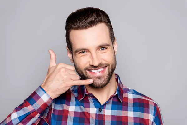 Una foto de un joven guapo con camisa a cuadros aislado en — Foto de Stock