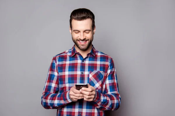 Bonito homem em camisa xadrez isolado no fundo cinza typi — Fotografia de Stock