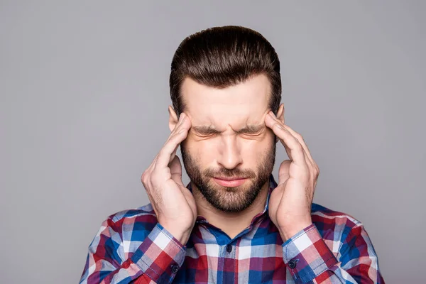 Een close-up portret van een jonge werknemer in geruite overhemd sufferi — Stockfoto