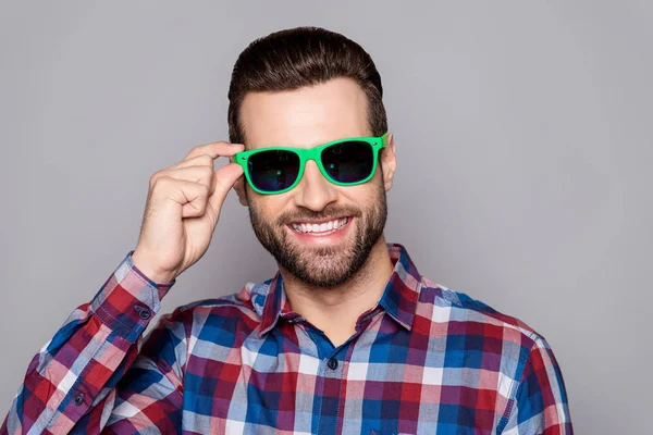 Un joven feliz guapo gerente en gafas de sol verdes tomando una vaca — Foto de Stock