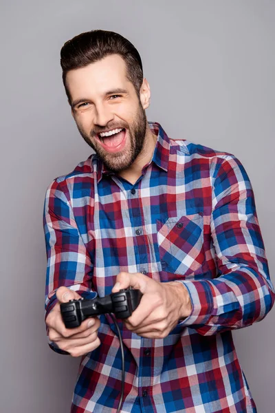 ジョイスティックを押し、ビデオゲームを遊ぶ大人の男性の肖像画 — ストック写真