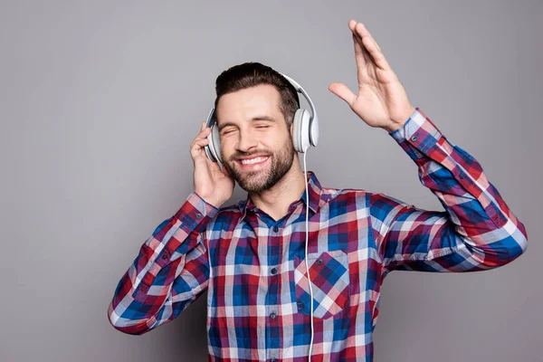 음악을 즐기는 하 고 손을 흔들며 헤드폰에 잘생긴 남자 — 스톡 사진