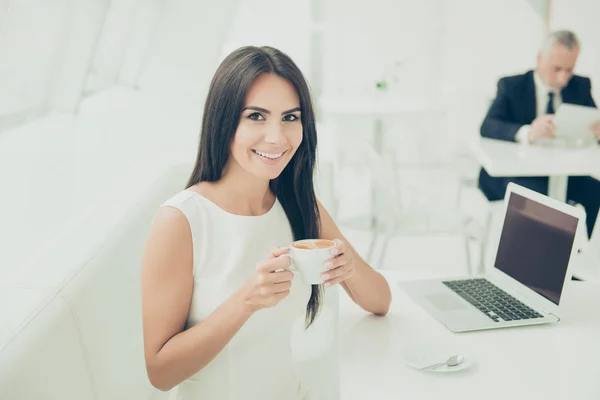 Un retrato de mujer sonriente feliz bebiendo una taza de café caliente a — Foto de Stock