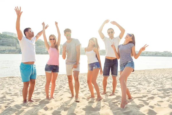 Feliz rindo melhores amigos dançando na praia — Fotografia de Stock