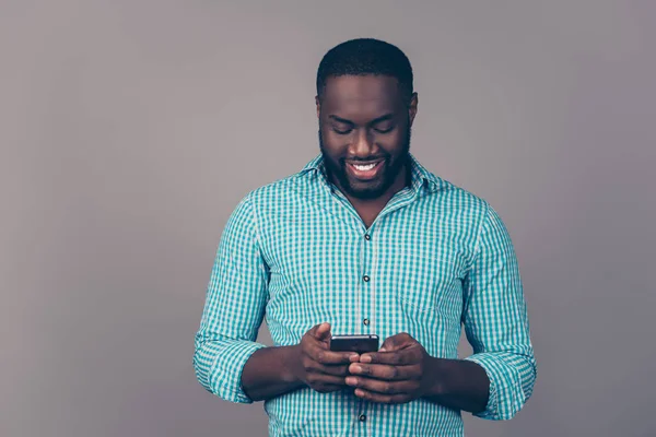 Mutlu afroamerican portresi sakallı adam akıllı telefon kullanarak bir — Stok fotoğraf