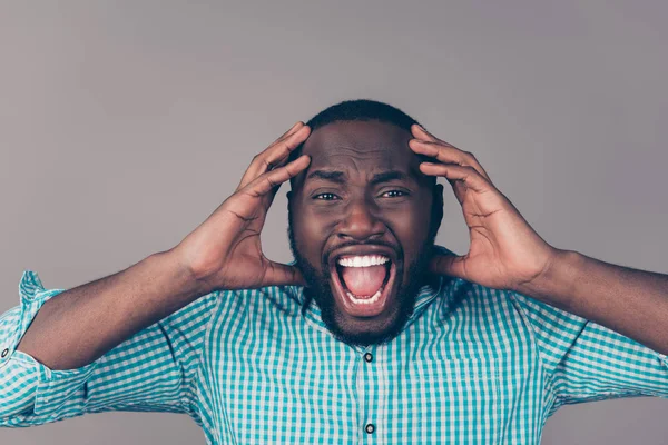 Portret van woedend afroamerican man in woede aanraken van hoofd en — Stockfoto
